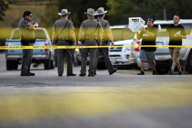 Voluntário distribuem água para policiais, próximos do local onde 26 pessoas morreram após atirador abrir fogo, no estado americano do Texas - 05/11/2017 Voluntário distribuem água para policiais, próximos do local onde 26 pessoas morreram após atirador abrir fogo, no estado americano do Texas - 05/11/2017