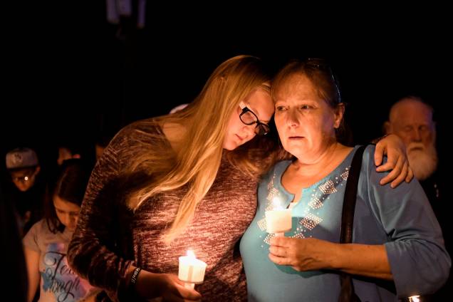 Moradores se abraçam durante vigília em memória às vítimas do massacre na Primeira Igreja Batista de Sutherland Springs, localizada no estado americano do Texas. Ao menos 26 pessoas morreram - 05/11/2017 Moradores se abraçam durante vigília em memória às vítimas do massacre na Primeira Igreja Batista de Sutherland Springs, localizada no estado americano do Texas. Ao menos 26 pessoas morreram - 05/11/2017