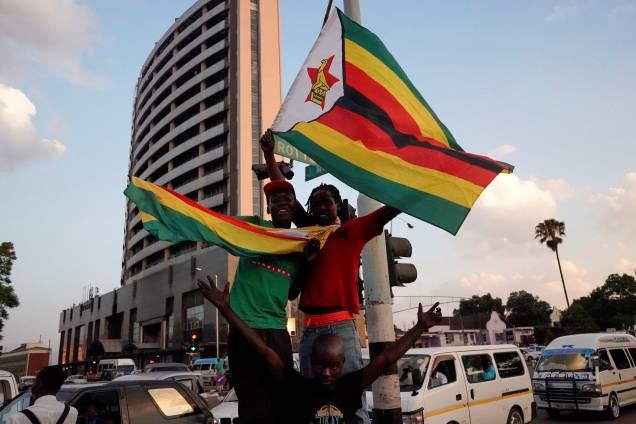 População vai às ruas para celebrar a renúncia do ditador Robert Mugabe em Harare, no Zimbábue - 21/11/2017 População vai às ruas para celebrar a renúncia do ditador Robert Mugabe em Harare, no Zimbábue - 21/11/2017
