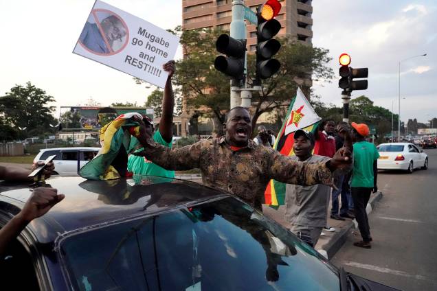 População vai às ruas para celebrar a renúncia do ditador Robert Mugabe em Harare, no Zimbábue - 21/11/2017 População vai às ruas para celebrar a renúncia do ditador Robert Mugabe em Harare, no Zimbábue - 21/11/2017