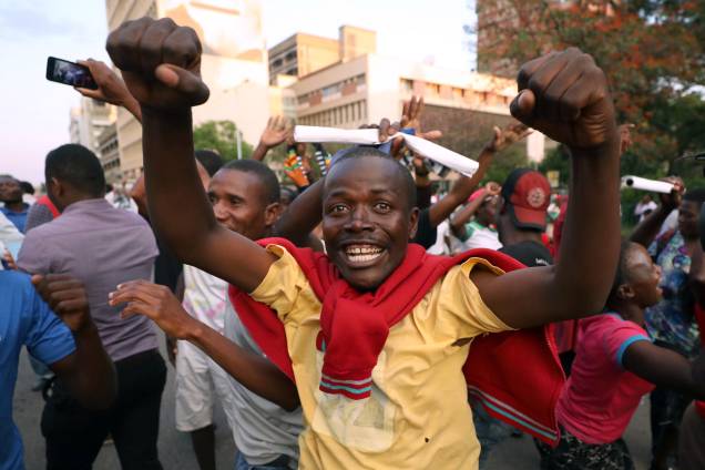 População vai às ruas para celebrar a renúncia do ditador Robert Mugabe em Harare, no Zimbábue - 21/11/2017 População vai às ruas para celebrar a renúncia do ditador Robert Mugabe em Harare, no Zimbábue - 21/11/2017