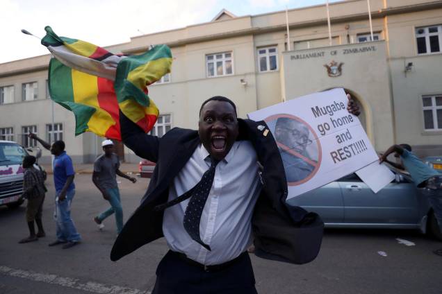 População vai às ruas para celebrar a renúncia do ditador Robert Mugabe em Harare, no Zimbábue - 21/11/2017 População vai às ruas para celebrar a renúncia do ditador Robert Mugabe em Harare, no Zimbábue - 21/11/2017