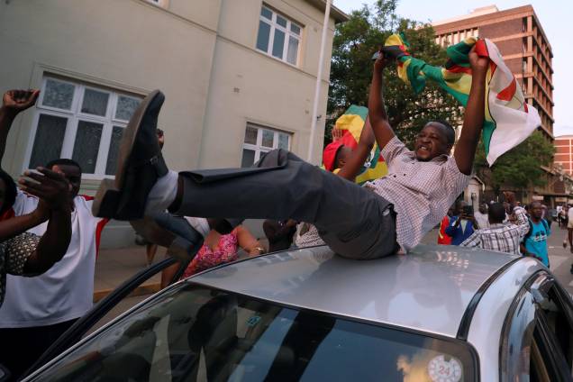 População vai às ruas para celebrar a renúncia do ditador Robert Mugabe em Harare, no Zimbábue - 21/11/2017 População vai às ruas para celebrar a renúncia do ditador Robert Mugabe em Harare, no Zimbábue - 21/11/2017