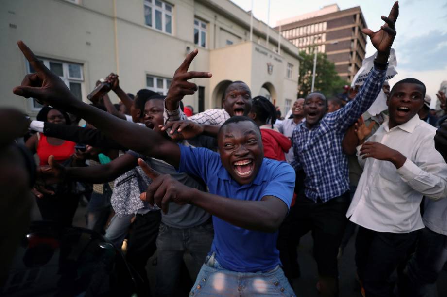 População vai às ruas para celebrar a renúncia do ditador Robert Mugabe em Harare, no Zimbábue - 21/11/2017