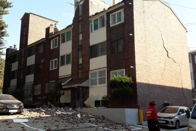 Um edifício danificado pelo terremoto é fotografado em Pohang, na Coreia do Sul - 15/11/2017 Um edifício danificado pelo terremoto é fotografado em Pohang, na Coreia do Sul - 15/11/2017