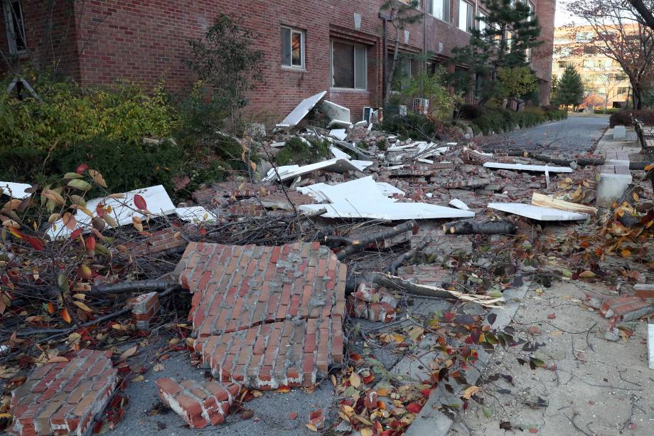 Muros caídos e árvores quebradas são vistos em Pohang, após os terremotos de 5,5 e 5,4 graus atingirem a Coreia do Sul - 15/11/2017