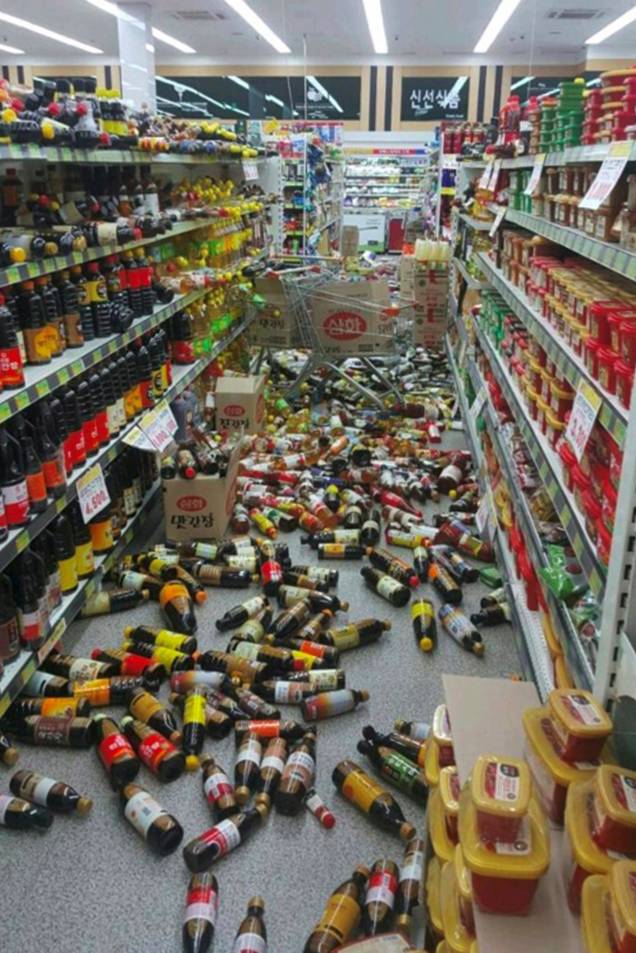 Produtos são vistos no chão em um supermercado após os terremotos de 5,5 e 5,4 graus atingirem Pohang, na Coreia do Sul - 15/11/2007 Produtos são vistos no chão em um supermercado após os terremotos de 5,5 e 5,4 graus atingirem Pohang, na Coreia do Sul - 15/11/2007