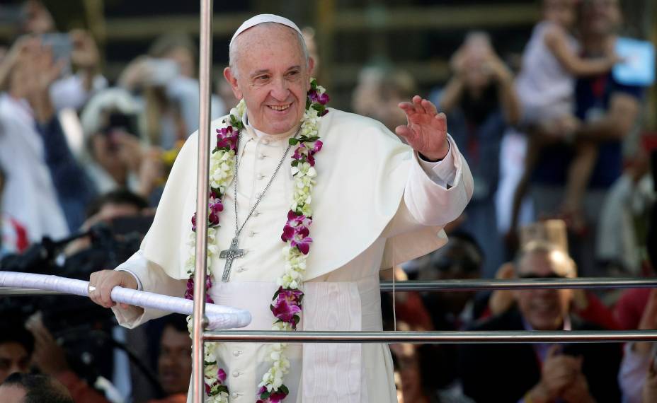 Papa Francisco acena para fiéis durante sua visita a Bangladesh - 01/12/2017