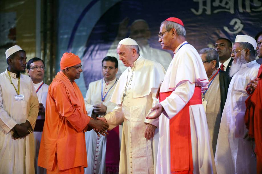 Papa Francisco cumprimenta representante da comunidade Hindu, durante visita à Bangladesh - 01/12/2017