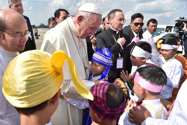 Crianças e fiéis recebem Papa Francisco durante sua primeira visita ao Mianmar - 27/11/2017 Crianças e fiéis recebem Papa Francisco durante sua primeira visita ao Mianmar - 27/11/2017