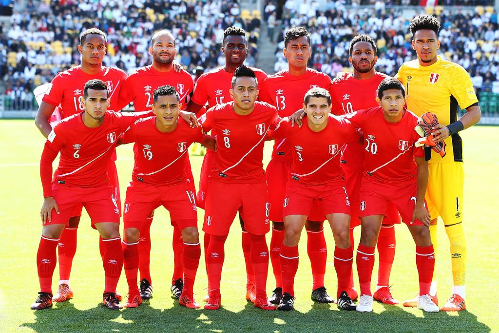 WELLINGTON, NEW ZEALAND - NOVEMBER 11: Peru pose for a team photo ahead of the 2018 FIFA World Cup Qualifier match between the New Zealand All Whites and Peru at Westpac Stadium on November 11, 2017 in Wellington, New Zealand. (Photo by Hannah Peters/Getty Images)