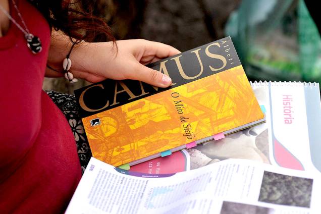 Estudantes aproveitam minutos antes do início da prova do ENEM para estudar, em frente aos portões da Uninove, campus Barra Funda Estudantes aproveitam minutos antes do início da prova do ENEM para estudar, em frente aos portões da Uninove, campus Barra Funda