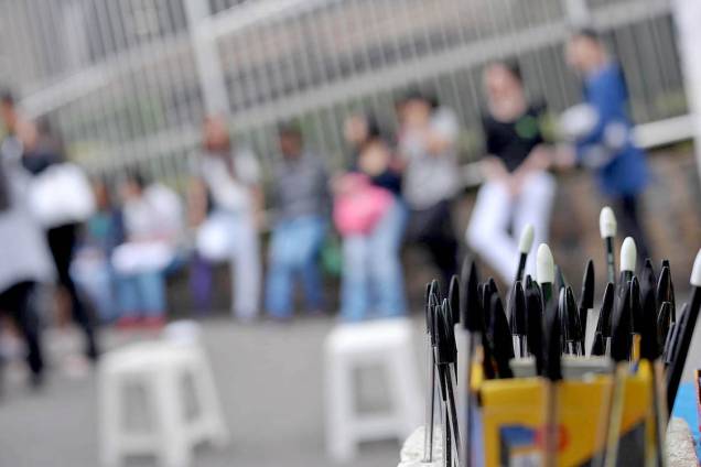 Estudantes aproveitam minutos antes do início da prova do ENEM para estudar, em frente aos portões da Uninove, campus Barra Funda Estudantes aproveitam minutos antes do início da prova do ENEM para estudar, em frente aos portões da Uninove, campus Barra Funda