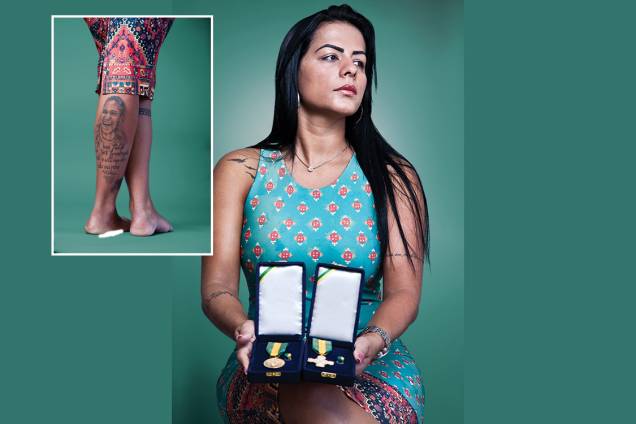 “A Chapecoense só começou a ajudar há coisa de um mês” -Tatuar no corpo a imagem da mulher amada é algo trivial no universo do futebol. O rosto de Rosangela Loureiro, viúva do meia Cleber Santana, estava gravado no braço direito do jogador, que frequentemente cobrava a retribuição do gesto. A negativa da companheira era sempre a mesma: a sessão de agulhadas seria dolorosa demais. Quatro dias após a queda do avião, porém, Rosangela foi a um estúdio de tatuagem e saiu de lá cinco horas depois com o rosto do marido em sua panturrilha direita (acompanhada da frase: “A sua falta será lembrada até o último dia da minha vida”). “Minha dor era tão grande que nem senti a agulha”, diz. O casal estava junto havia dezenove anos e pretendia fincar raízes na cidade catarinense. Agora, Rosangela se decepcionou com a postura dos dirigentes, que ela compara com a atitude dos políticos em tempos de eleição — estes, aliás, aparecem apenas em cerimônias como a realizada há duas semanas, na entrega de medalhas de honra ao mérito. “A Chapecoense só começou a ajudar as famílias há coisa de um mês”, afirma ela. “Parece que foi para desviar o foco de quem não fez nada.” “A Chapecoense só começou a ajudar há coisa de um mês” -Tatuar no corpo a imagem da mulher amada é algo trivial no universo do futebol. O rosto de Rosangela Loureiro, viúva do meia Cleber Santana, estava gravado no braço direito do jogador, que frequentemente cobrava a retribuição do gesto. A negativa da companheira era sempre a mesma: a sessão de agulhadas seria dolorosa demais. Quatro dias após a queda do avião, porém, Rosangela foi a um estúdio de tatuagem e saiu de lá cinco horas depois com o rosto do marido em sua panturrilha direita (acompanhada da frase: “A sua falta será lembrada até o último dia da minha vida”). “Minha dor era tão grande que nem senti a agulha”, diz. O casal estava junto havia dezenove anos e pretendia fincar raízes na cidade catarinense. Agora, Rosangela se decepcionou com a postura dos dirigentes, que ela compara com a atitude dos políticos em tempos de eleição — estes, aliás, aparecem apenas em cerimônias como a realizada há duas semanas, na entrega de medalhas de honra ao mérito. “A Chapecoense só começou a ajudar as famílias há coisa de um mês”, afirma ela. “Parece que foi para desviar o foco de quem não fez nada.”