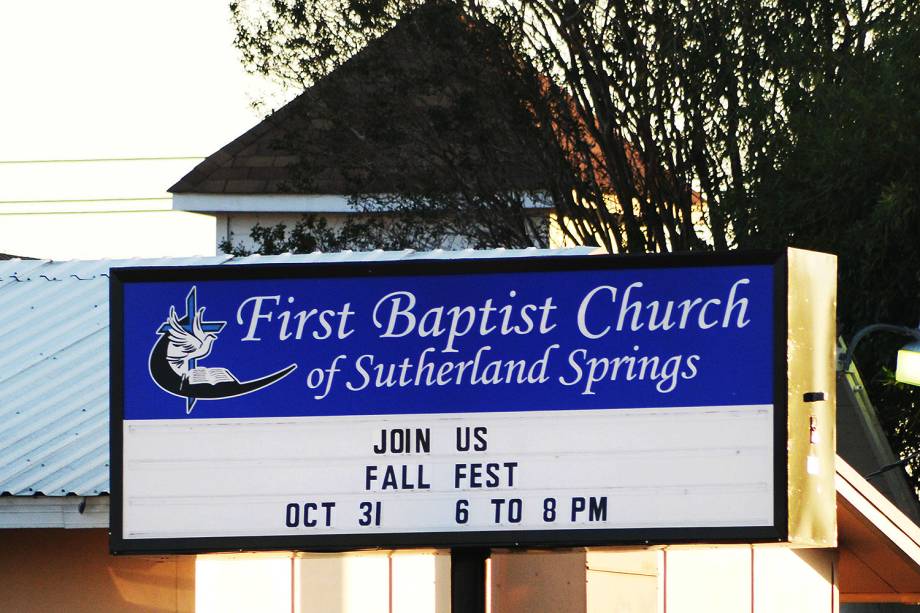 Um tiroteio na igreja Batista da cidade de Sutherland Springs, a 45 km da cidade de San Antonio no Texas, deixou no mínimo 27 mortos e diversos feridos na manhã deste domingo, de acordo com a BBC - 05/11/2017