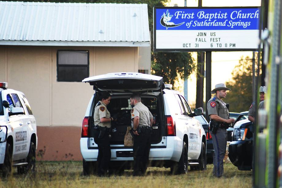 Um tiroteio na igreja Batista da cidade de Sutherland Springs, a 45 km da cidade de San Antonio no Texas, deixou no mínimo 27 mortos e diversos feridos na manhã deste domingo, de acordo com a BBC - 05/11/2017