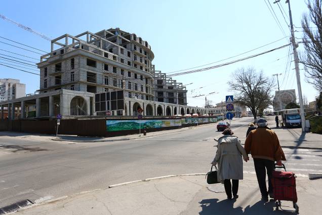 Casal caminha em Tiraspol, Transnístria. Casal caminha em Tiraspol, Transnístria.
