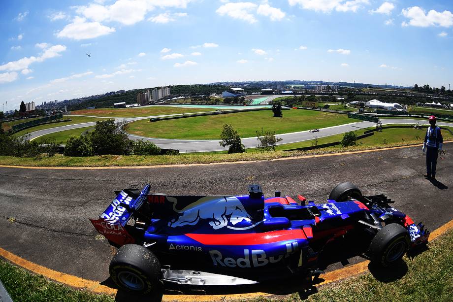 Movimentação no Autódromo de Interlagos antes do início da corrida, para o Grande Prêmio do Brasil de Fórmula 1