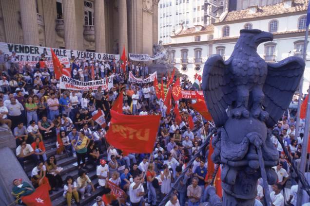 Manifestação contra o leilão da Cia. Vale do Rio Doce, próximo a Bolsa de Valores, no Rio de Janeiro - 29/04/1997 Manifestação contra o leilão da Cia. Vale do Rio Doce, próximo a Bolsa de Valores, no Rio de Janeiro - 29/04/1997