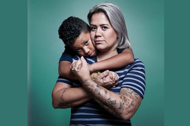 “Meu trauma não tinha data de validade” - Vanessa Gonçalves, viúva do atacante Kempes, lamenta a falta de sensibilidade dos dirigentes da Chapecoense. “Pagaram só um mês de tratamento psicológico. No segundo, disseram que não pagariam mais”, afirma. “Eu disse a eles que meu trauma não tinha data de validade, uma duração de apenas trinta dias.” Vanessa apelou ao presidente do clube para que fosse mantido o apoio terapêutico. Mas o que a consolou mesmo foi a realização de um sonho do filho João Gabriel, hoje com 8 anos. Fã de Neymar, o menino vinha havia tempos repetindo um pedido ao pai: queria conhecer pessoalmente o craque. “No ano que vem a gente vai”, era o combinado. Coube à mãe cumprir a promessa. Em agosto, ela levou o filho até a Espanha para assistir ao amistoso entre Chapecoense e Barcelona. Neymar, porém, não jogou — dias antes, acertara sua saída do time catalão. Três semanas depois, Vanessa pôde, enfim, realizar a vontade de Kempes. Brasil e Equador enfrentaram-se em Porto Alegre, e Neymar estava lá. João conta ter engasgado ao ver o camisa 10 da seleção. “Meu trauma não tinha data de validade” - Vanessa Gonçalves, viúva do atacante Kempes, lamenta a falta de sensibilidade dos dirigentes da Chapecoense. “Pagaram só um mês de tratamento psicológico. No segundo, disseram que não pagariam mais”, afirma. “Eu disse a eles que meu trauma não tinha data de validade, uma duração de apenas trinta dias.” Vanessa apelou ao presidente do clube para que fosse mantido o apoio terapêutico. Mas o que a consolou mesmo foi a realização de um sonho do filho João Gabriel, hoje com 8 anos. Fã de Neymar, o menino vinha havia tempos repetindo um pedido ao pai: queria conhecer pessoalmente o craque. “No ano que vem a gente vai”, era o combinado. Coube à mãe cumprir a promessa. Em agosto, ela levou o filho até a Espanha para assistir ao amistoso entre Chapecoense e Barcelona. Neymar, porém, não jogou — dias antes, acertara sua saída do time catalão. Três semanas depois, Vanessa pôde, enfim, realizar a vontade de Kempes. Brasil e Equador enfrentaram-se em Porto Alegre, e Neymar estava lá. João conta ter engasgado ao ver o camisa 10 da seleção.