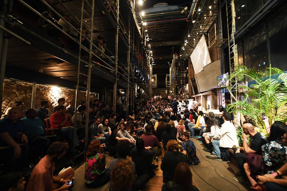 Fernanda Montenegro participou da leitura do novo livro de sua filha, Fernanda Torres “A Glória e Seu Cortejo de Horrores”, no Teatro Oficina , ao lado do diretor José Celso Martinez Corrêa, o Zé Celso, e de Antonio Fagundes. Fernanda Montenegro participou da leitura do novo livro de sua filha, Fernanda Torres “A Glória e Seu Cortejo de Horrores”, no Teatro Oficina , ao lado do diretor José Celso Martinez Corrêa, o Zé Celso, e de Antonio Fagundes.