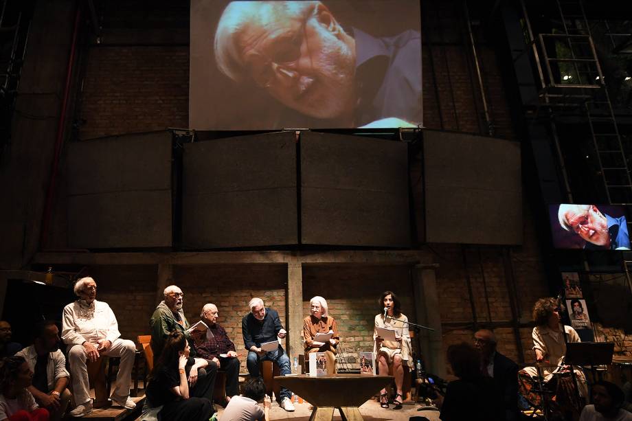 Fernanda Montenegro participou da leitura do novo livro de sua filha, Fernanda Torres “A Glória e Seu Cortejo de Horrores”, no Teatro Oficina , ao lado do diretor José Celso Martinez Corrêa, o Zé Celso, e de Antonio Fagundes.