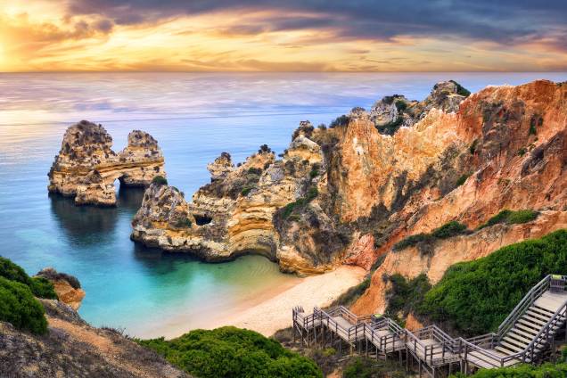 Nascer do sol no Camilo Beach, Lagos, Portugal Nascer do sol no Camilo Beach, Lagos, Portugal