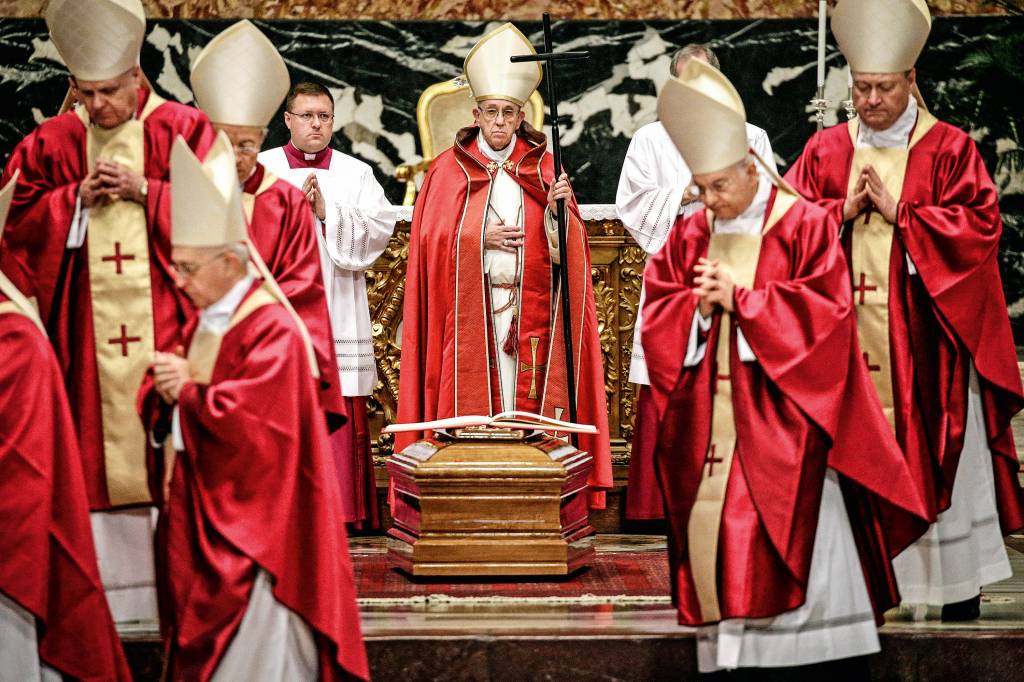 MISERICÓRDIA – O papa deu sinais contraditórios ao velar o cardeal Bernard Law, acusado de encobrir casos de pedofilia