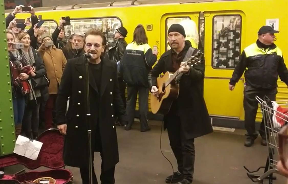 Bono e The Edge, da banda U2, fazem apresentação no metrô de Londres