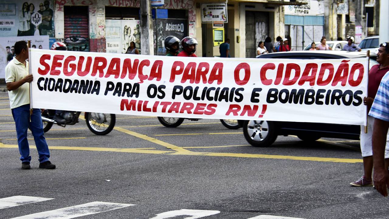 Esposas e parentes de policiais protestam em Natal (RN), exigindo salários em dia e dignidade aos profissionais da área - 25/12/2017