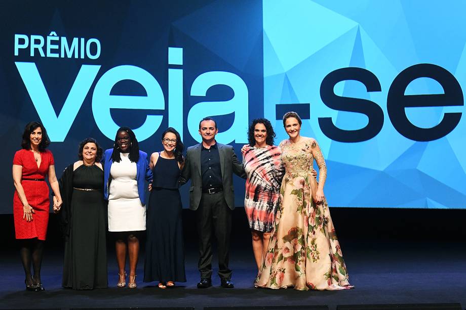 A atriz Fernanda Torres e os seis vencedores do Prêmio Veja-se: a diretora de escola Flávia Rezek (Educação), a empreendedora Maitê Lourenço (Diversidade), a engenheira Joice Toyota (Políticas Públicas), o empresário Roberto Nogueira (Inovação), a professora de história Sylvia Guimarães (Cultura) e a oncologista Priscila Miranda (Saúde)