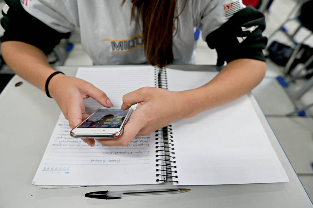 liberado Em São Paulo, uso autorizado: celular na sala de aula
