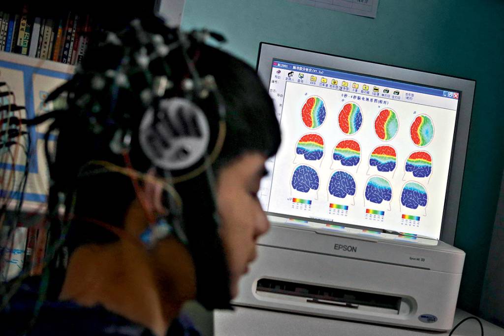 Está na mente – Jovem chinês, considerado viciado no dispositivo, tem o cérebro analisado em uma clínica de Pequim