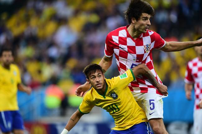 Corluka, da Croácia, disputa bola com Neymar durante a Copa de 2014 -