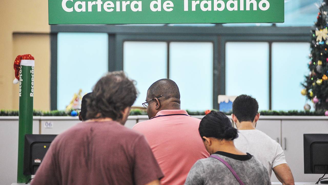 Posto de Atendimento ao Trabalhador (PAT) no Poupatempo da Sé, região central de São Paulo (SP) - 19/12/2017