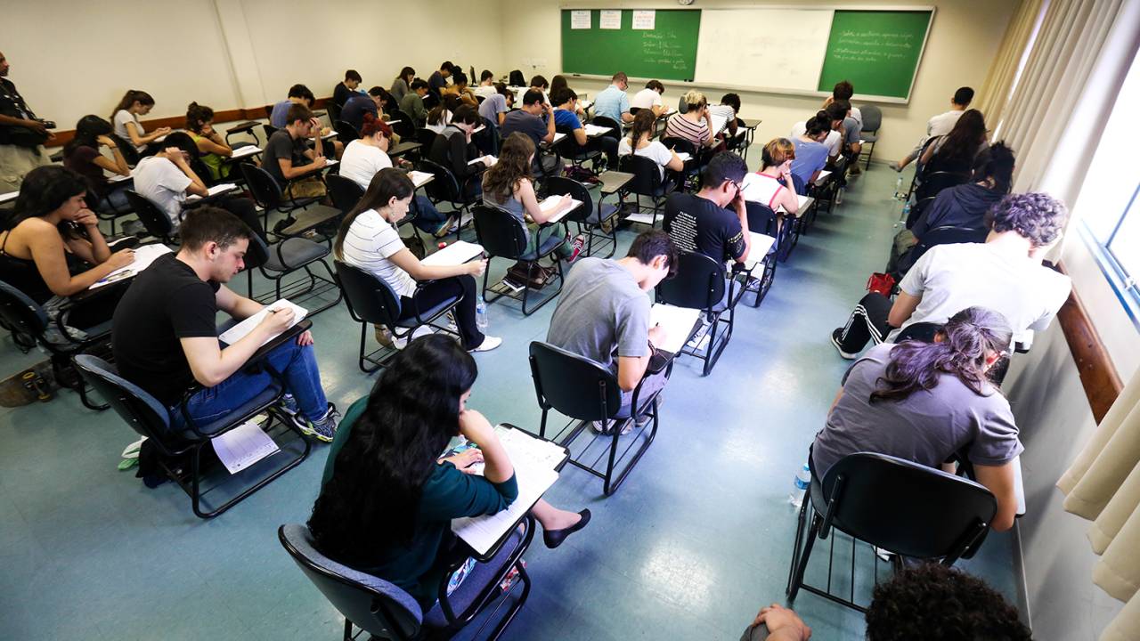 Candidatos realizam a primeira fase das provas da Fuvest, na FEA - Faculdade de Economia, Administração e Contabilidade da USP, zona oeste de São Paulo (SP) - 26/11/2017