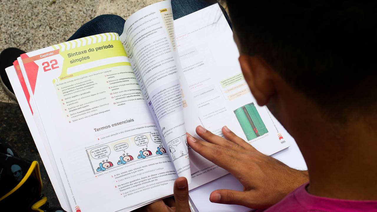 Candidato estuda antes da aplicação da primeira fase da Fuvest, na FEA - Faculdade de Economia, Administração e Contabilidade da USP, zona oeste de São Paulo (SP) - 26/11/2017