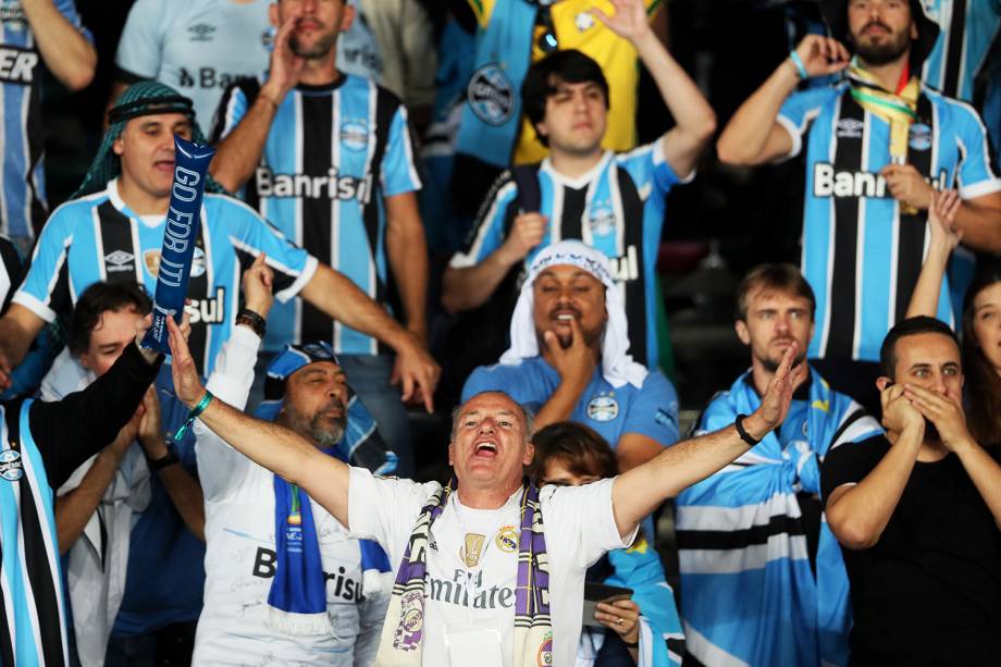 Torcedores do Grêmio e do Real Madrid antes da partida entre Grêmio e Real Madrid, válida pela final do Mundial de Clubes da FIFA, realizada no estádio Xeique Zayed, em Abu Dhabi - 16/12/2017