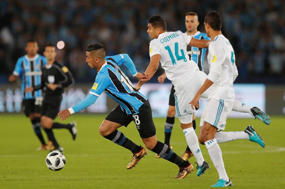 Casemiro e Lucas Barrios disputam bola, durante partida entre Real Madrid e Grêmio, válida pela final do Mundial de Clubes da FIFA, realizada no Estádio Xeique Zayed, em Abu Dhabi - 16/12/2017