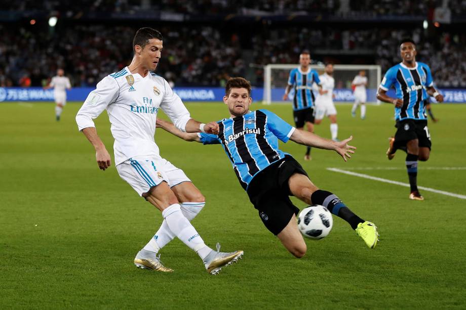 Cristiano Ronaldo e Kannemann disputam bola durante partida entre Grêmio e Real Madrid, válida pela final do Mundial de Clubes da FIFA, realizada no Estádio Xeique Zayed, em Abu Dhabi - 16/12/2017