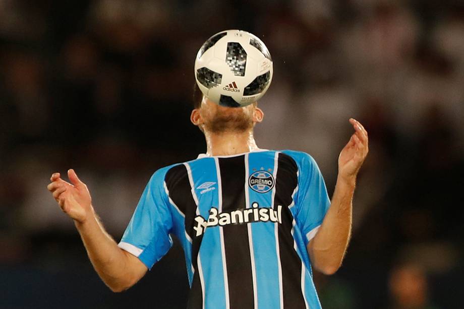 O jogador do Grêmio, Walter Kannemann, durante partida contra o Real Madrid, válida pela final do Mundial de Clubes da FIFA, realizada no Estádio Xeique Zayed, em Abu Dhabi - 16/12/2017