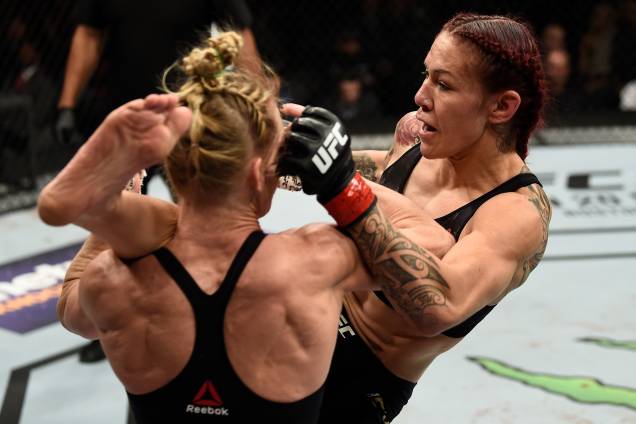 A brasileira Cris Cyborg vence a americana Holly Holm por decisão unânime e mantém o cinturão dos penas feminino no UFC 219 em Las Vegas - 30/12/2017 A brasileira Cris Cyborg vence a americana Holly Holm por decisão unânime e mantém o cinturão dos penas feminino no UFC 219 em Las Vegas - 30/12/2017