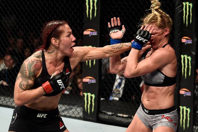 A brasileira Cris Cyborg vence a americana Holly Holm por decisão unânime e mantém o cinturão dos penas feminino no UFC 219 em Las Vegas - 30/12/2017 A brasileira Cris Cyborg vence a americana Holly Holm por decisão unânime e mantém o cinturão dos penas feminino no UFC 219 em Las Vegas - 30/12/2017