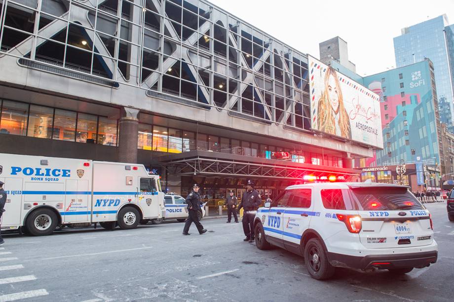 Policiais cercam entorno da estação Port Authority após explosão, em Manhattan, Nova York Policiais cercam entorno da estação Port Authority após explosão, em Manhattan, Nova York
