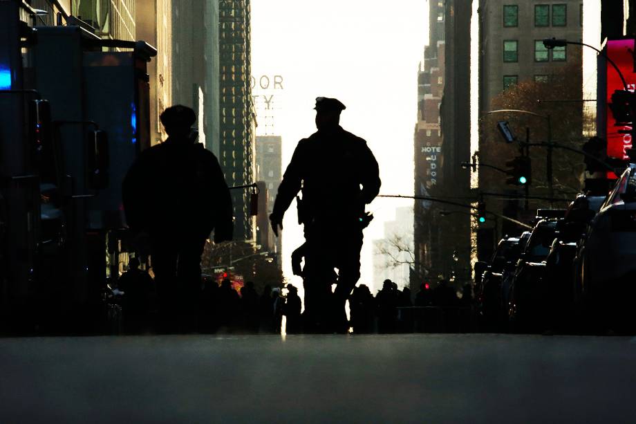 Policiais e bombeiros interditaram rua da estação de ônibus Port Authority após ataque com bomba - 11/12/2017 Policiais e bombeiros interditaram rua da estação de ônibus Port Authority após ataque com bomba - 11/12/2017