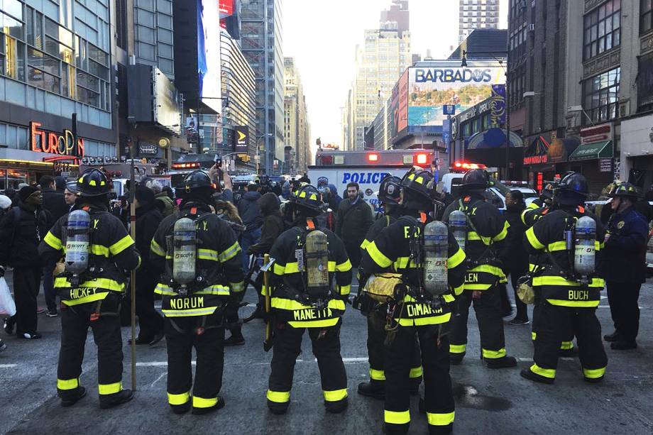 Policiais e bombeiros interditaram rua da estação de ônibus Port Authority após ataque com bomba - 11/12/2017 Policiais e bombeiros interditaram rua da estação de ônibus Port Authority após ataque com bomba - 11/12/2017