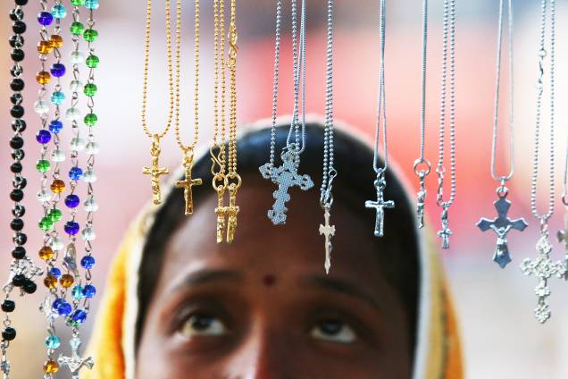 Mulher observa correntes com cruz durante as celebrações de Natal em Chandigarh, na Índia - 25/12/2017 Mulher observa correntes com cruz durante as celebrações de Natal em Chandigarh, na Índia - 25/12/2017