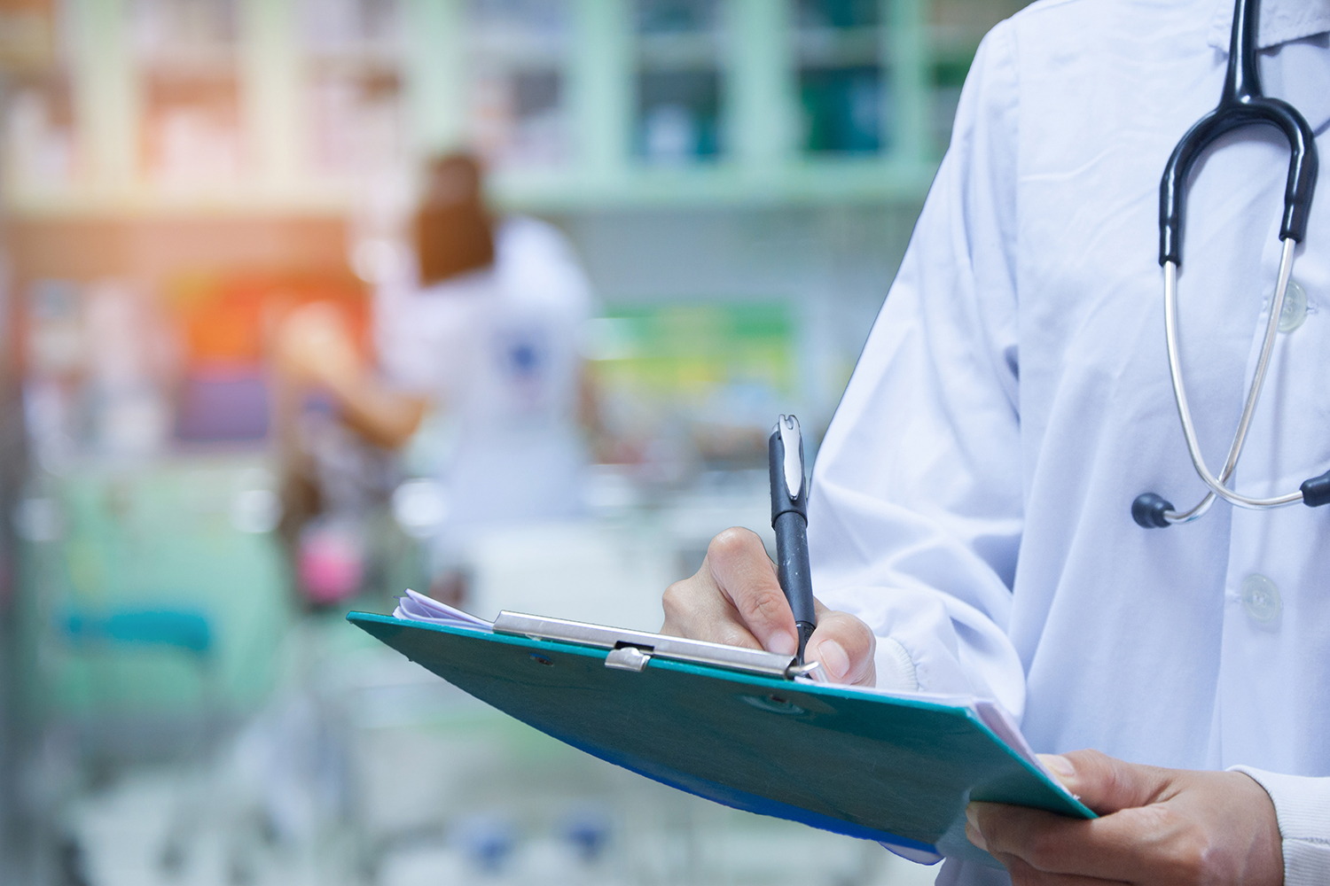 Justiça suspende resolução que autorizava farmacêuticos a prescreverem medicamentos