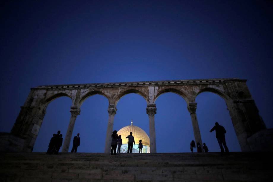 FILE PHOTO: Palestinian children have their picture taken in front of the Dome of the Rock on the compound known to Muslims as al-Haram al-Sharif and to Jews as Temple Mount in Jerusalem's Old city, on the first day of Eid al-Adha October 4, 2014. REUTERS/Ammar Awad/File Photo FILE PHOTO: Palestinian children have their picture taken in front of the Dome of the Rock on the compound known to Muslims as al-Haram al-Sharif and to Jews as Temple Mount in Jerusalem's Old city, on the first day of Eid al-Adha October 4, 2014. REUTERS/Ammar Awad/File Photo