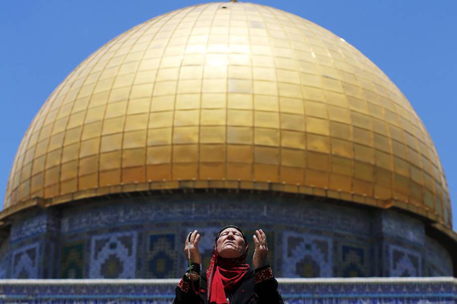 Mulher palestina reza em frente ao Domo da Rocha, na Cidade Velha de Jerusalém Mulher palestina reza em frente ao Domo da Rocha, na Cidade Velha de Jerusalém